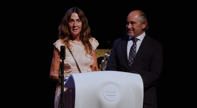 Mamen Quintas e Julio Casal, produtores executivos de Ficción Producciones, recolleron onte o premio en Ávila.