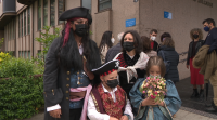 Casan disfrazados, con traxe de pirata e co tradicional galego, para celebrar unha voda solidaria