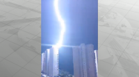 Un raio impacta contra un edificio de 30 andares en Benidorm
