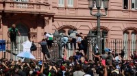 Cambian de salón o féretro de Maradona por incidentes na Casa Rosada