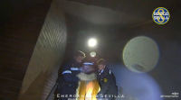 Os equipos de emerxencia amosan as imaxes do rescate no incendio dunha residencia de Sevilla