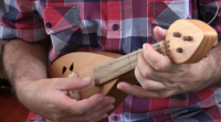Un luthier arxentino, neto de galegos, contrúe instrumentos do Pórtico da Gloria