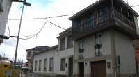 Veciños de Barro, en Pontedeume, quéixanse por un cable que entorpece o paso de vehículos