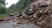 Cortada por desprendementos a estrada LU-P-1910, á altura de Naraxa, na Fonsagrada