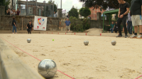 A petanca consegue unha chea de seguidores no parque da Milagrosa, en Lugo
