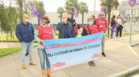 Concentración de empregados de residencias en Santiago para pedir melloras laborais