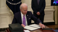 Joe Biden estrea mandato cun ambicioso plan contra a propagación da covid−19
