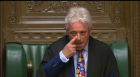 Dimite o 'speaker' do Parlamento que fixo de dique ao torrente de Boris Johnson