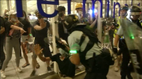 Recruan as protestas en  Hong Kong e un tribunal prohíbelles aos manisfestantes estar no aeroporto