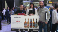 Unha viguesa gaña o concurso de tiraxe de cervexa de Madrid Fusión
