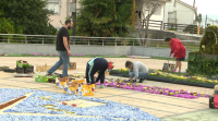 Os veciños de Miño homenaxean a súa patroa cunha alfrombra de flores