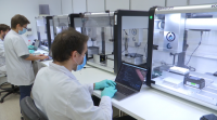Os laboratorios de microbioloxía reforzáronse e adaptáronse ás necesidades da covid-19
