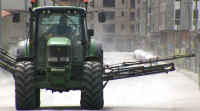 Xinzo de Limia desinfecta as rúas con tractores agrícolas