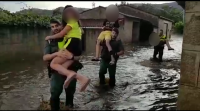 Imaxes da Garda Civil evacuando nenos en Albarellos por mor das inundacións