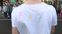 John Lennon soa en lingua de signos nun colexio de Bergondo para celebrar o Día da Paz