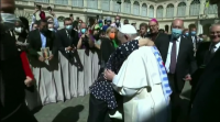 O papa Francisco bica o brazo marcado polos nazis dunha prisioneira de Auschwitz