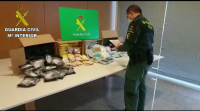 A Garda Civil comisa un cargamento de case 2.000 máscaras ilegais en Vilaboa