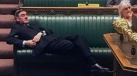 Críticas ao euroescéptico Rees-Mogg por deitarse no escano