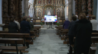 A misa online xunta a veciñanza dunha parroquia do Incio cada domingo