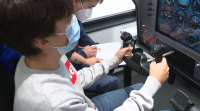 Estudantes da ESO practican matemáticas con simuladores de voo