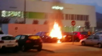 Arde un coche en Vigo en plena rúa