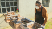 Un escultor reproduce templos de Lugo con cortiza e cartón