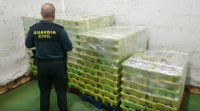 A Garda Civil requisa 2,4 toneladas de sardiña na lonxa de Portosín