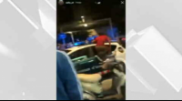 Un home rompe as ventás dun coche dos Mossos cando o tiñan detido