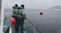 Buscan o tripulante desaparecido dun pesqueiro despois de envorcar por un golpe de mar ao norte de Ons