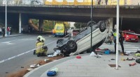 Unha colisión entre dous coches remata cun deles precipitándose pola ponte da rolda de Outeiro na Coruña