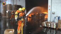 Un incendio arrasa parte da empresa valenciana Fominaya