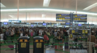 O persoal de terra de Iberia no Prat comunicará hoxe se segue cos paros