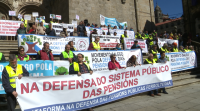 Ducias de persoas reclaman en Santiago pensións dignas