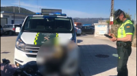 A Garda Civil intercepta ao condutor dunha moto que deu positivo en cocaína