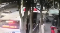 Un burato traga un autobús na China e morren seis persoas