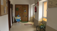 Rouban un ordenador portátil e galletas nunha escola infantil de Coirós