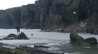Os técnicos analizan o impacto do derrube nun dos arcos da praia das Catedrais