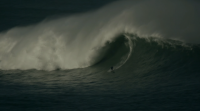 Un mozo vasco logra surfear unha onda de dez metros no Cantábrico