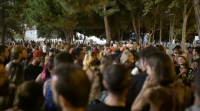 A policía desaloxa centos de persoas que celebraban as festas do barrio barcelonas de Sants