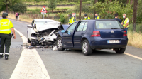 Dous feridos tras bateren frontalmente dous coches na Estrada