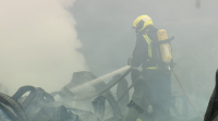Os bombeiros arrefrían a estrutura incendiada no Ceao para que a policía poida investigar