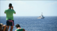 O Open Arms agarda a hora do desembarco fondeado fronte a Lampedusa