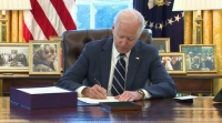 Biden asina o terceiro rescate fiscal dos EUA fronte á pandemia