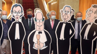 Siro leva ao Parlamento a historia política autonómica a través das súas viñetas