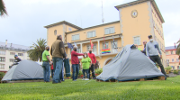 Traballadores das auxiliares de Endesa acampan diante da Casa do Concello das Pontes