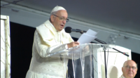 O Papa pide aos mozos ser "influenciadores" e chama ao mundo a darlles raíces