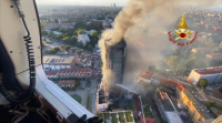 Desaloxan decenas de familias no incendio dun rañaceos en Milán