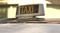 Os taxistas de Lugo ofrécense a facer a compra para axudar ás persoas con máis dificultades
