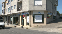 Buscan un home que atracou un banco na Lama con gorra, lentes e máscara cirúrxica