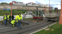 Os servizos municipais reparan unha fochanca no paseo marítimo da Coruña